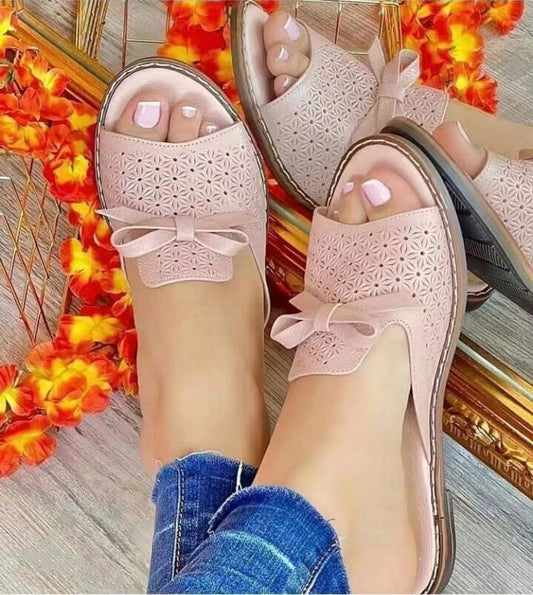 Square Heel Flat Sandals Are Fashionable